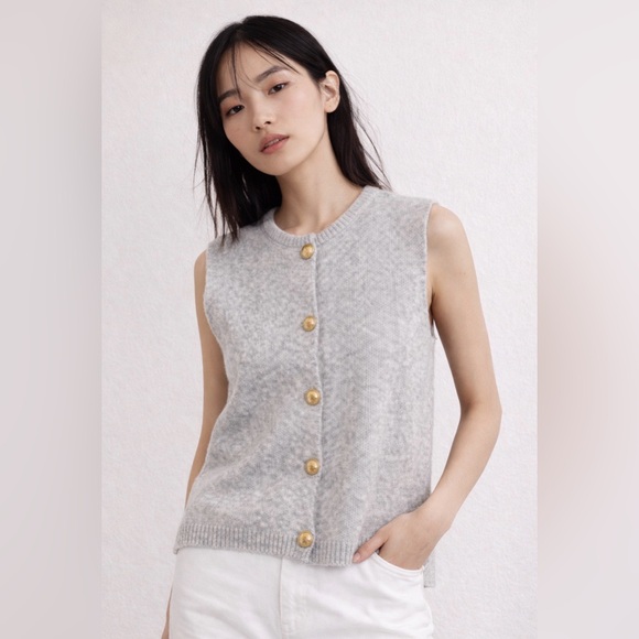 Duo Run Sweaters - 🤍 Duo Run Gray Knit Button Sweater Vest | Size L | NWT